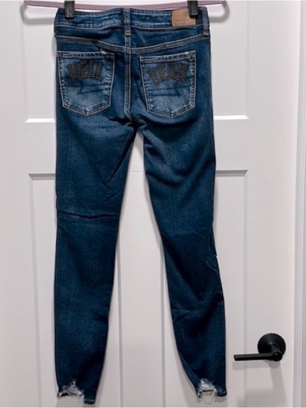 AEO Distressed ‘HELL YEAH’ Jeans - Size 2R